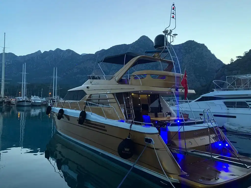 LUXURY REGNUM YACHT